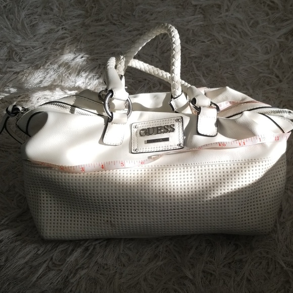 Guess handbag. - Picture 5 of 7
